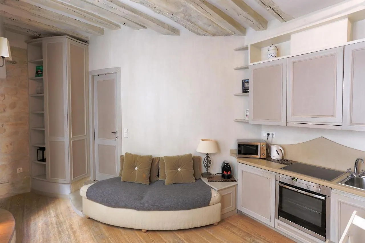 Apartment Louvre Charmant Studio Paris